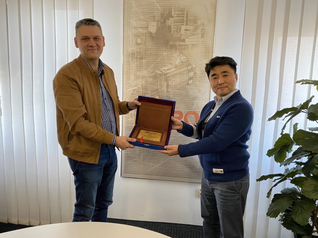 Grzegorz Rumiński (Prezes Zarządu ANIRO) oraz Henry Choi (Szef Biura LS Europe) podczas przekazania nagrody w Toruniu.