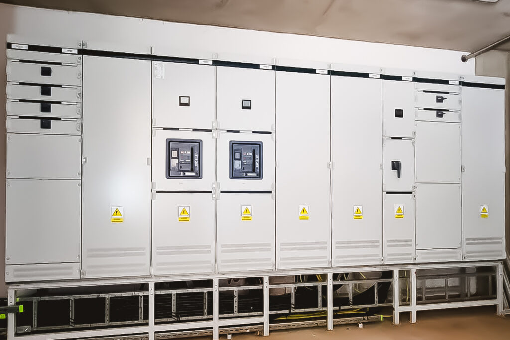 Rozdzielnia SIVACON (Siemens) zainstalowana w fabryce paszy, zapewniająca niezawodną i bezpieczną dystrybucję energii w systemie sterowania.